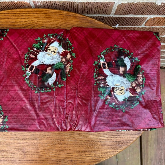 Vintage Santa vinyl table covering felt bottom reusable red tablecloth NWT - Picture 9 of 10